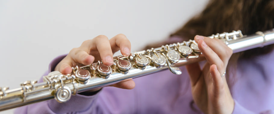 Billede af pige der spiller tværfløjte Blæsersammenspil